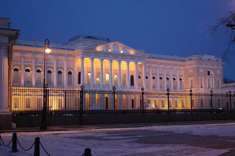 Михайловский дворец в вечернее время
